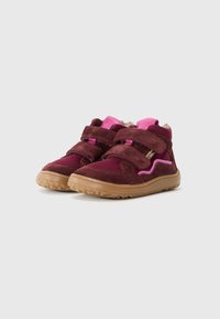 Chaussures montantes à scratch en velcro de couleur bordeaux et rose, avec un dessus en daim texturé et en mesh, et une semelle en caoutchouc pour plus d'adhérence.