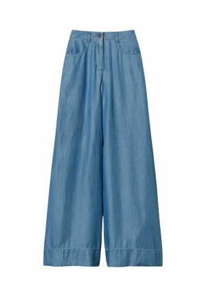 Pantaloni in denim azzurro chiaro a gamba larga con chiusura frontale con bottone e zip, tasche anteriori e dettaglio delle cuciture in vita.