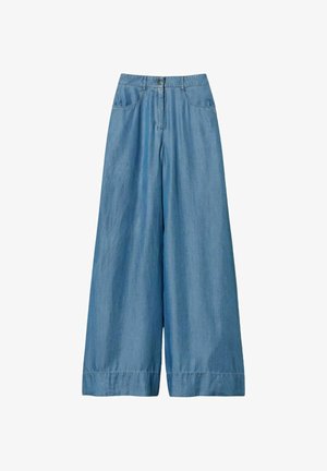 Pantaloni in denim azzurro chiaro a gamba larga con chiusura frontale con bottone e zip, tasche anteriori e dettaglio delle cuciture in vita.