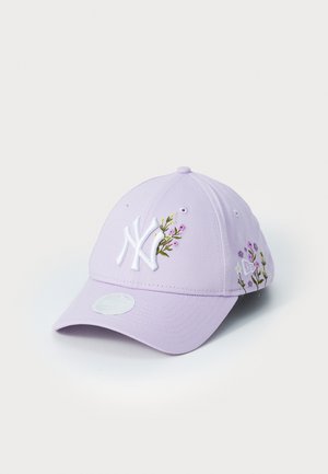 Lila Baseballmütze mit gesticktem New York-Logo und floralen Akzenten an den Seiten. Hergestellt aus Stoff mit einem gebogenen Schirm und verstellbarem Riemen.