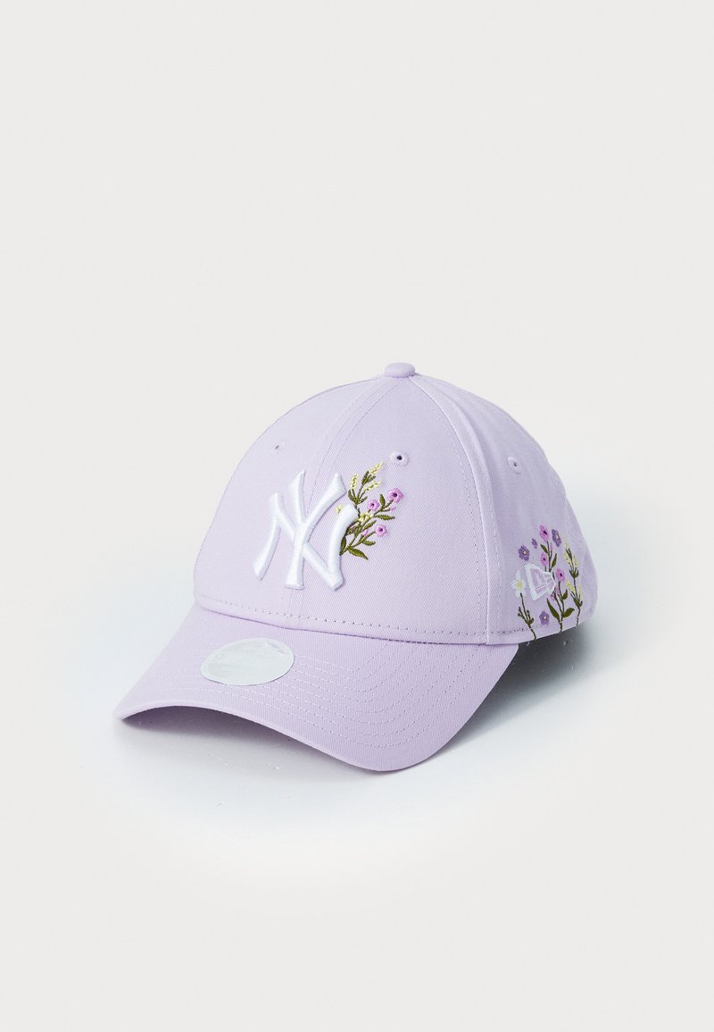 Lila baseball sapka hímzett New York logóval és virágmintás díszítéssel az oldalán. Anyaga szövet, szabott árnyékolóval és állítható pánttal készült.