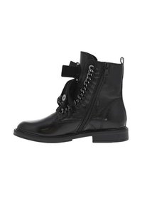 Des bottines en cuir noir avec une fermeture éclair sur le côté, un bout rond et un laçage à l'avant avec des accessoires décoratifs. Semelle plate et texture lisse.