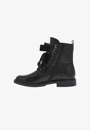 Des bottines en cuir noir avec une fermeture éclair sur le côté, un bout rond et un laçage à l'avant avec des accessoires décoratifs. Semelle plate et texture lisse.