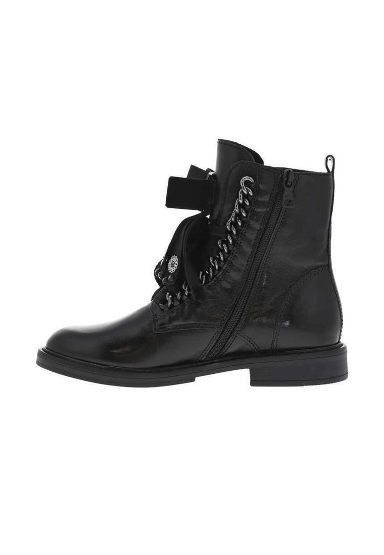 Des bottines en cuir noir avec une fermeture éclair sur le côté, un bout rond et un laçage à l'avant avec des accessoires décoratifs. Semelle plate et texture lisse.