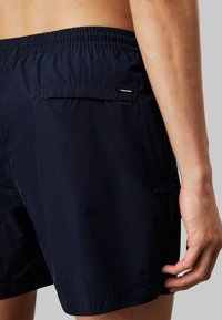 Marine zwemshorts met elastische tailleband, gestructureerde stof en een achterzak met een Calvin Klein-logo.