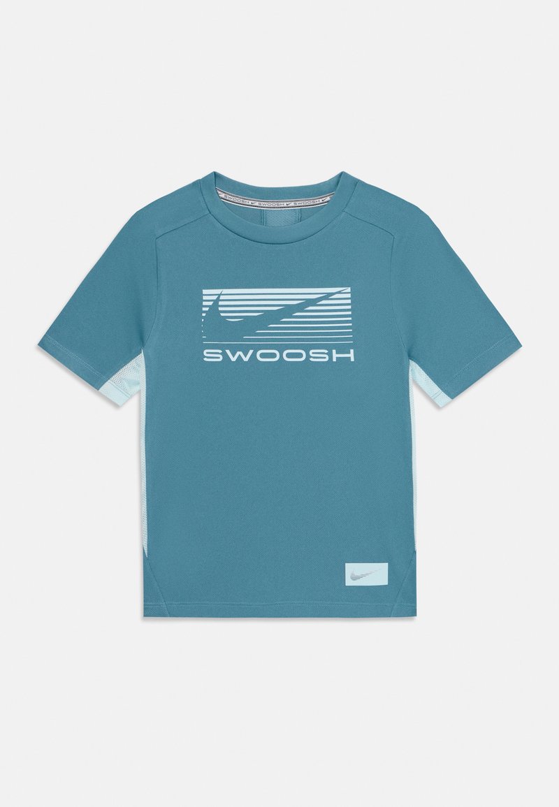 Τυρκουάζ κοντομάνικο μπλουζάκι με άσπρο γραφικό λογότυπο "SWOOSH" με οριζόντιες ρίγες. Φτιαγμένο από απαλό, ελαφρύ ύφασμα.