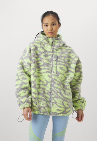 Casaco de fleece em cinza com estampado de animais em verde neon, apresentando um colarinho alto, fecho éclair frontal e barra ajustável com cordão.