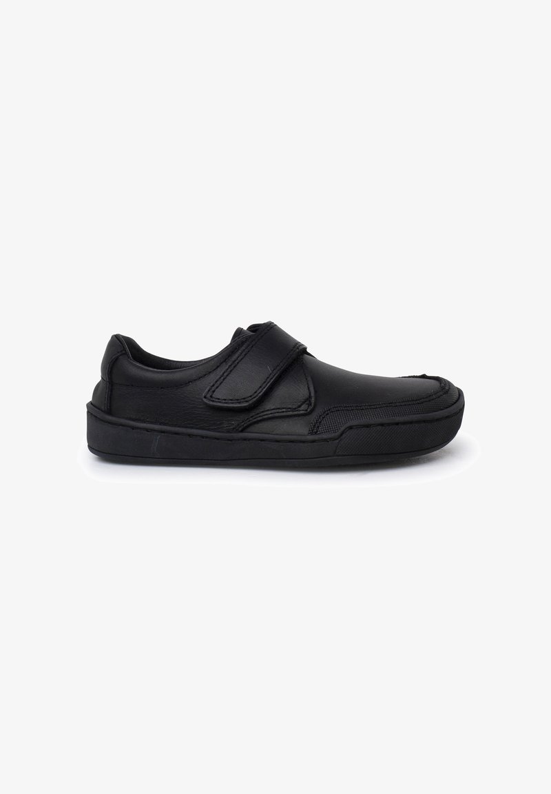 Zapatos de cuero negro con un diseño redondeado, que cuentan con una tira de velcro y una suela de goma texturizada para mayor agarre. Sin patrones ni acentos visibles.