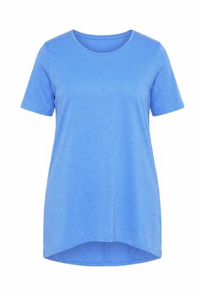 Krátké rukávy světlomodrého trička s kulatým výstřihem a mírně delším zadním lemem, jednobarevné provedení na bílém pozadí.