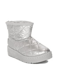 Stivale alla caviglia argento trapuntato con fodera in pile, superficie testurizzata, fascia elastica alla caviglia e suola in gomma spessa.