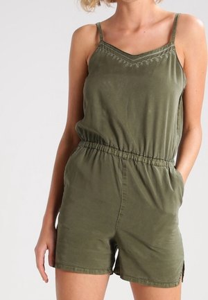 Combinaison vert olive avec bretelles spaghetti réglables, taille élastique et couture décorative le long de l'encolure. Tissu léger et décontracté.