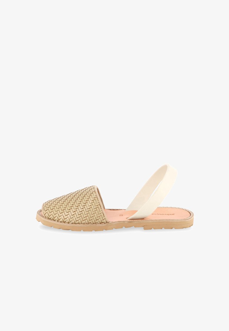 Sandale beige tissée à bout fermé avec une semelle plate en gomme et une large sangle élastique blanche à l'arrière pour un maintien sécurisé.