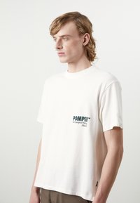 Pompeii BOXY TEE - Print T-shirt - off-white
