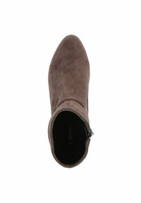 Hnědé semišové kotníkové boty s špičatou špičkou, zipem na boku a hladkým povrchem. Vnitřek je podšitý černou tkaninou.