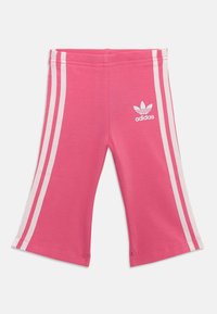 Pantalons de sport roses en tissu doux, dotés d'une taille élastique confortable, de rayures blanches sur les côtés et d'un logo blanc brodé à l'avant.