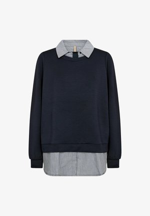 Marineblauer Pullover über einem schwarz-weißen, vertikal gestreiften Hemd mit sichtbarem Kragen und Saum.