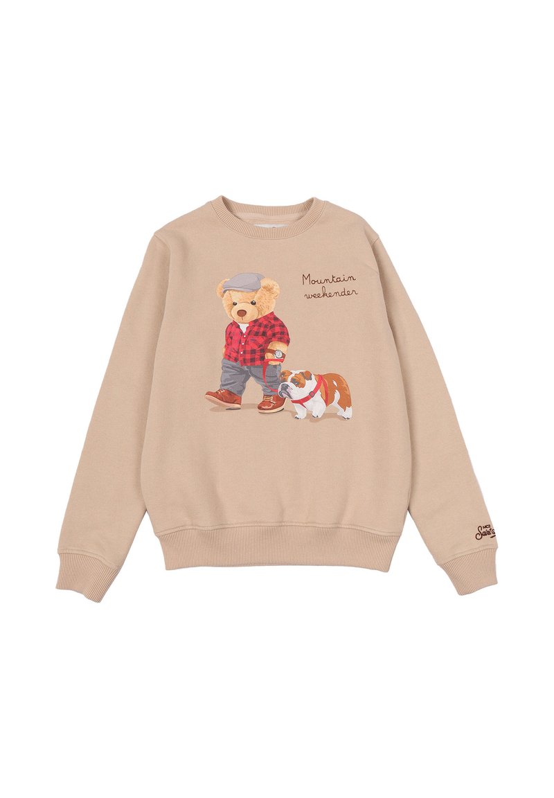 Felpa beige con un orsetto che indossa un cappello e una camicia a quadri rossi che passeggia un bulldog, con la scritta "Mountain weekender" sul davanti.