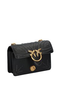 Zwarte leren handtas met geemboste stiksels, een klep bovenkant en goudkleurige hardware met vogelaccenten. Compact rechthoekige vorm.