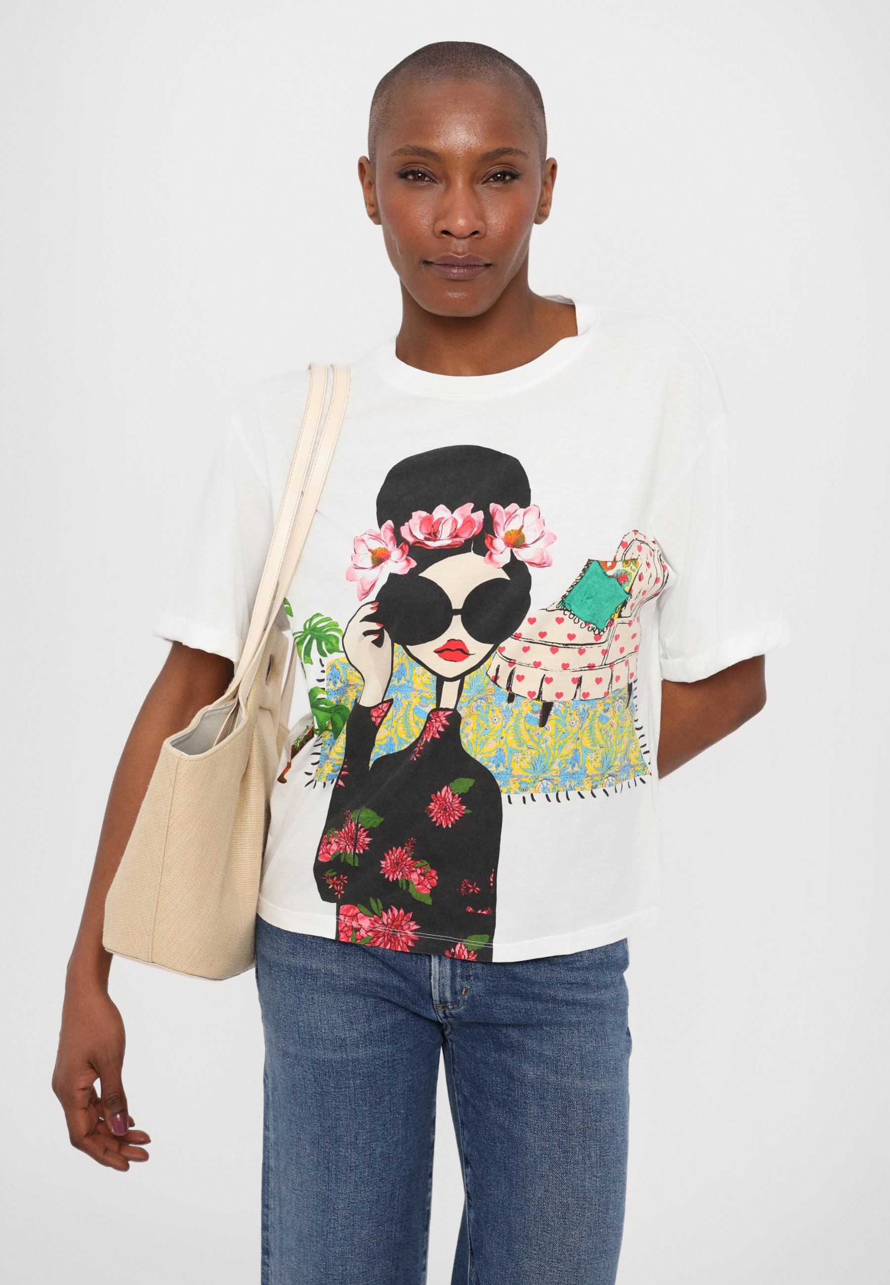 ❣️24新作 ♡ Alice+Olivia 白黒花柄Tシャツ 新品♡　584 ❣️24新作 ♡ Alice+Olivia 白黒花柄Tシャツ 新品♡ 584 - メルカリ