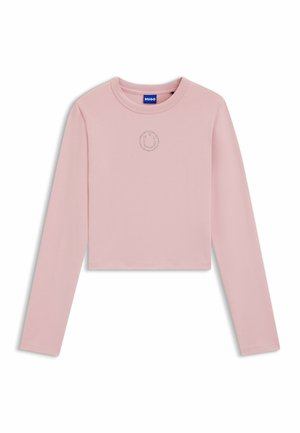Chemise courte à manches longues rose clair en tissu doux. Présente un petit logo brodé au centre devant. Col rond et coupe ajustée.