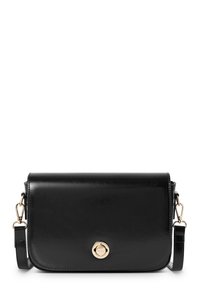 Bolso bandolera de cuero negro con cierre de solapa, herrajes en tono dorado y correa ajustable. Textura suave con acentos mínimos.