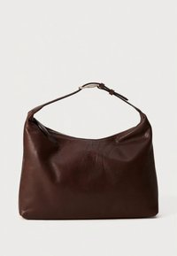 Geantă de umăr din piele maro cu formă moale, având o singură curea ajustabilă și închidere cu fermoar în partea de sus. Textură netedă.