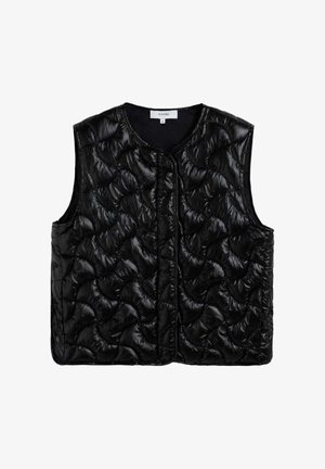 Chaleco negro acolchado hecho de tejido brillante, que presenta un diseño sin mangas, cuello redondo y patrones de ondas texturizadas en toda la superficie.