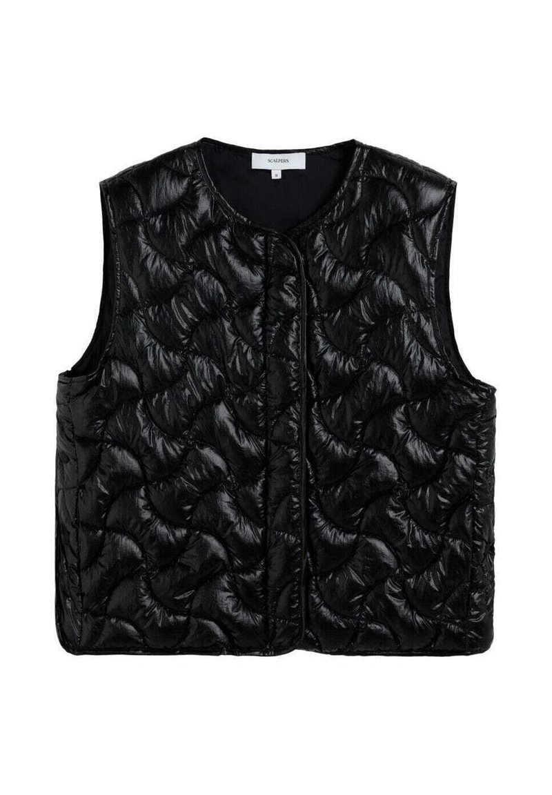 Chaleco negro acolchado hecho de tejido brillante, que presenta un diseño sin mangas, cuello redondo y patrones de ondas texturizadas en toda la superficie.