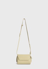 Rechthoekige lichtgele crossbody tas van textuurleer, met een klep sluiting, een verstelbare schouderband en afgeronde zijaccenten.