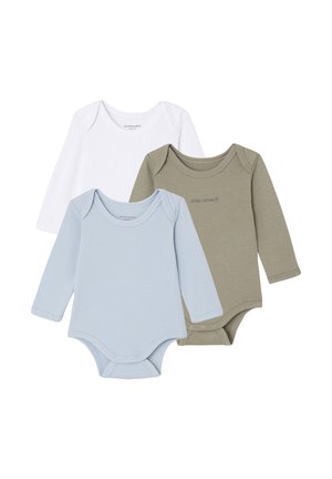 Drei Langarm-Babybodysuits in Weiß, Hellblau und Olivgrün. Mit Rippstruktur und Druckknöpfen am Boden, wobei auf dem olivgrünen Bodysuit "avec amour" in Grau aufgedruckt ist.