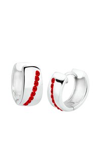 Silberne Creolen mit einer Reihe roter Kristalle auf einer Seite, glatte Oberfläche mit polierter Oberfläche, kompaktes und rundes Design.