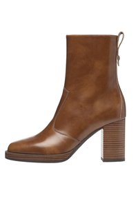 Stivale alla caviglia in pelle marrone con punta quadrata, tacco a blocco con texture in legno e linguetta posteriore per facilitare l'indossamento.