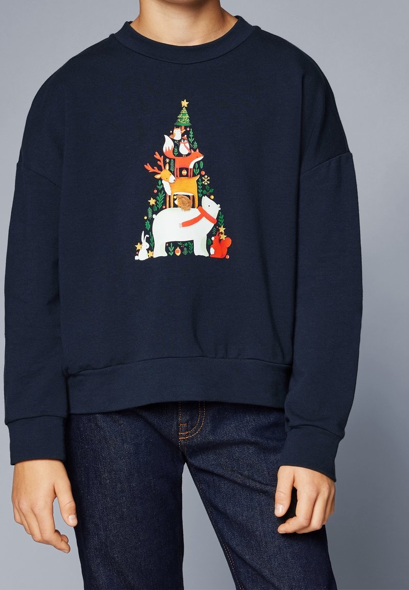 Sweat-shirt bleu marine avec un motif d'arbre de Noël empilé composé d'animaux, y compris un ours polaire, un renne, un renard, un lapin, une chouette, un pingouin, un écureuil et un hérisson.