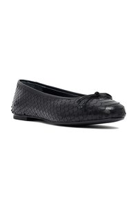 Zapato plano negro fabricado con cuero sintético texturizado de reptil, presenta una puntera redondeada y un lazo decorativo en la parte delantera.