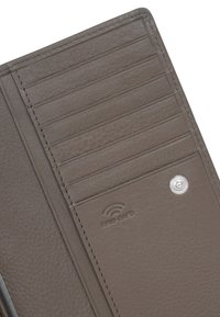 Portefeuille en cuir marron avec plusieurs emplacements pour cartes, surface texturée, bouton circulaire en argent, et logo "RFID" en relief.