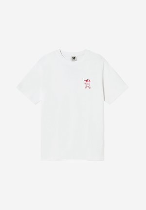 Camiseta blanca de manga corta con un pequeño dibujo rojo en línea de una taza sonriente corriendo en el lado izquierdo del pecho.
