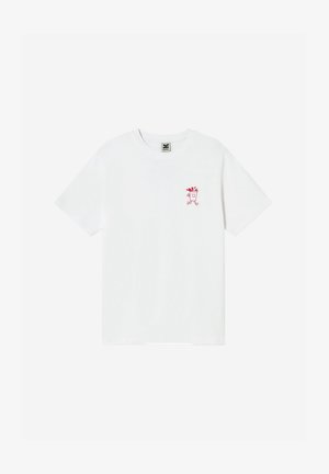 Hvit t-skjorte med korte ermer og en liten rød linjetegning av en smilende løpende kopp på venstre bryst.