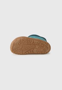 Sole in gomma con grip testurizzato, caratterizzata da una base marrone e una parte superiore blu/verde. Il design include il logo del marchio e motivi del battistrada.