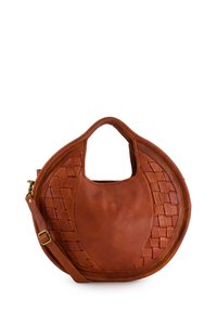 Braune Lederhandtasche mit einem geflochtenen Muster auf einer Seite, runder Form, zwei Griffen und einem verstellbaren Schulterriemen.