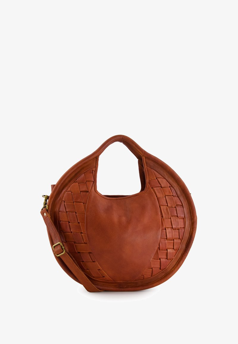 Sac à main en cuir marron avec une texture tissée sur un côté, présentant une forme arrondie, des poignées doubles et une bandoulière ajustable.