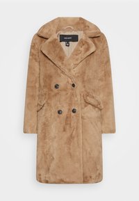 Brązowy płaszcz z sztucznego futra o dwurzędowym kroju, z wyciętym kołnierzem, dwoma bocznymi kieszeniami i czarnymi guzikami. Miękka tekstura, długość do połowy ud.