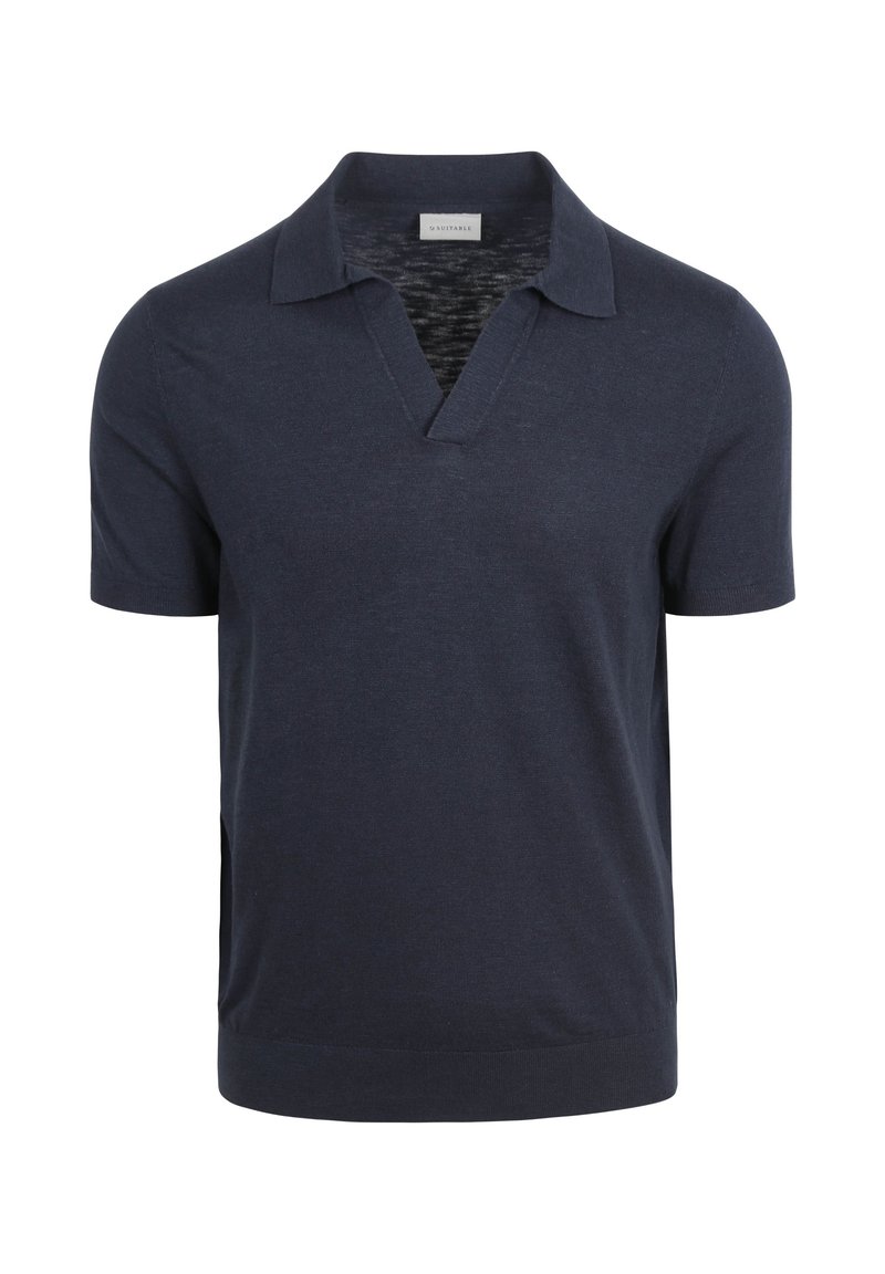 Donkerblauw polo shirt met korte mouwen en een V-hals, gemaakt van gladde stof, met zijsplitten en een strakke, eenvoudige stijl.