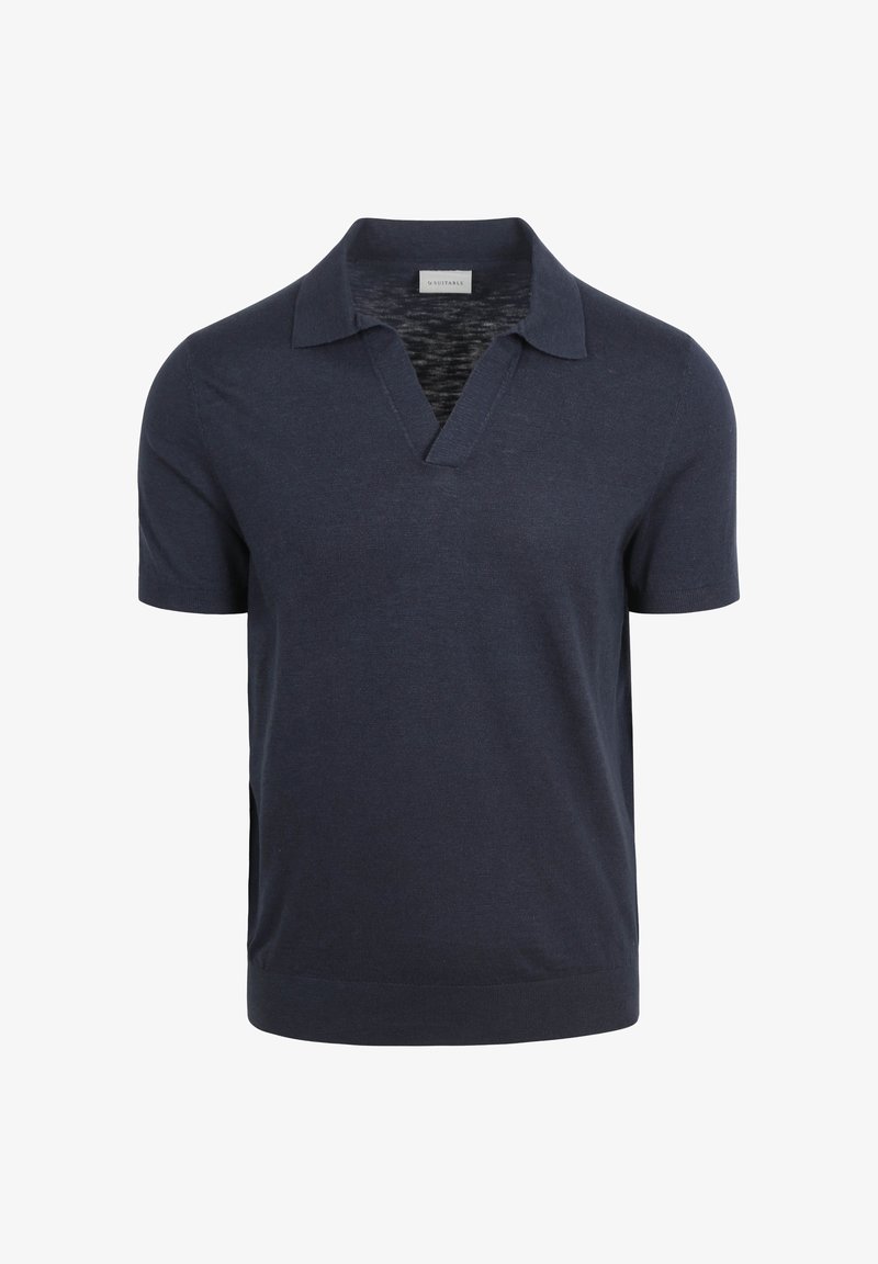 Donkerblauw polo shirt met korte mouwen en een V-hals, gemaakt van gladde stof, met zijsplitten en een strakke, eenvoudige stijl.