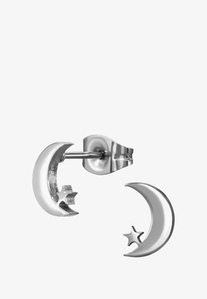 Zilveren oorclips in de vorm van een maan en sterren met een gepolijste afwerking. Bevat een textuurcrescent van de maan en een aparte steraccent.