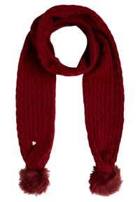 Écharpe tricotée rouge foncé avec motif torsadé, pompons en fausse fourrure aux deux extrémités, et une petite étiquette métallique en forme de cœur sur un côté.