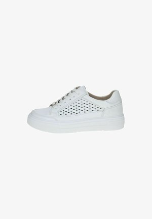 Sneaker sportivo bianco con una tomaia testurizzata, caratterizzata da elementi di design perforati, lacci piatti e una spessa suola in gomma bianca.