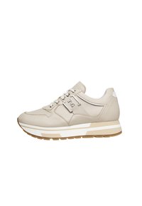 Sneaker in pelle beige con accenti bianchi, punta arrotondata, dettagli perforati e suola in gomma con una presa texture.