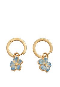 Orecchini a cerchio dorati con charms a forma di fiore blu chiaro. I fiori hanno una finitura strutturata e un dettaglio centrale dorato, che aggiunge un accento distintivo.