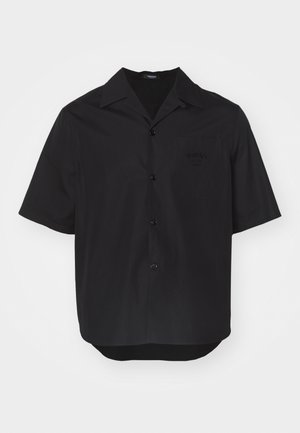 Zwart T-shirt met korte mouwen, gemaakt van een gladde stof, met een puntige kraag, knopen aan de voorkant en een borstzak met een reliëflogo-detail.