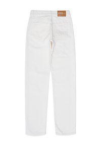 Vaqueros de denim blanco con corte recto, que cuentan con dos bolsillos traseros y una etiqueta de marca marrón encima del bolsillo derecho.
